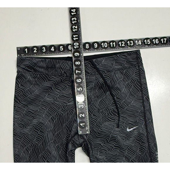 Nike Dri Fit Leggings Womens Medium Black Crop Tight Running Actual 28X24 - Picture 3 of 11